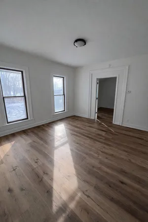 $1,900 | 393 Wellington Avenue, Unit 2, Elgin, IL 60120