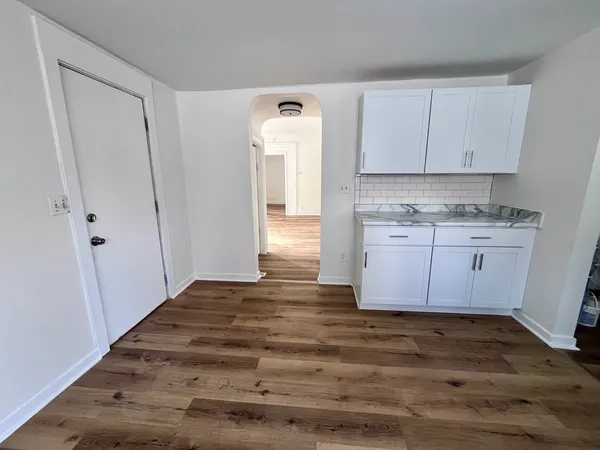 $1,900 | 393 Wellington Avenue, Unit 2, Elgin, IL 60120