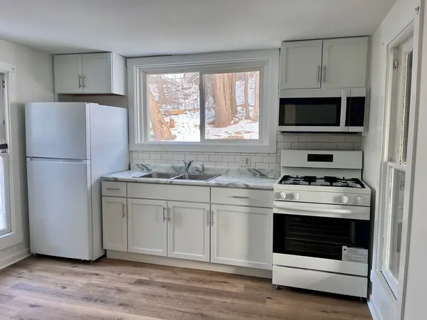 $1,900 | 393 Wellington Avenue, Unit 2, Elgin, IL 60120