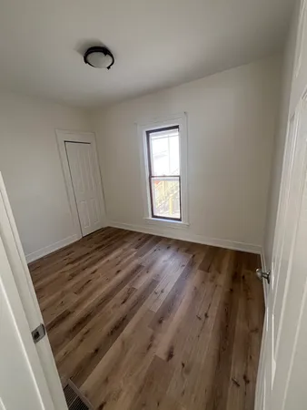 $1,900 | 393 Wellington Avenue, Unit 2, Elgin, IL 60120