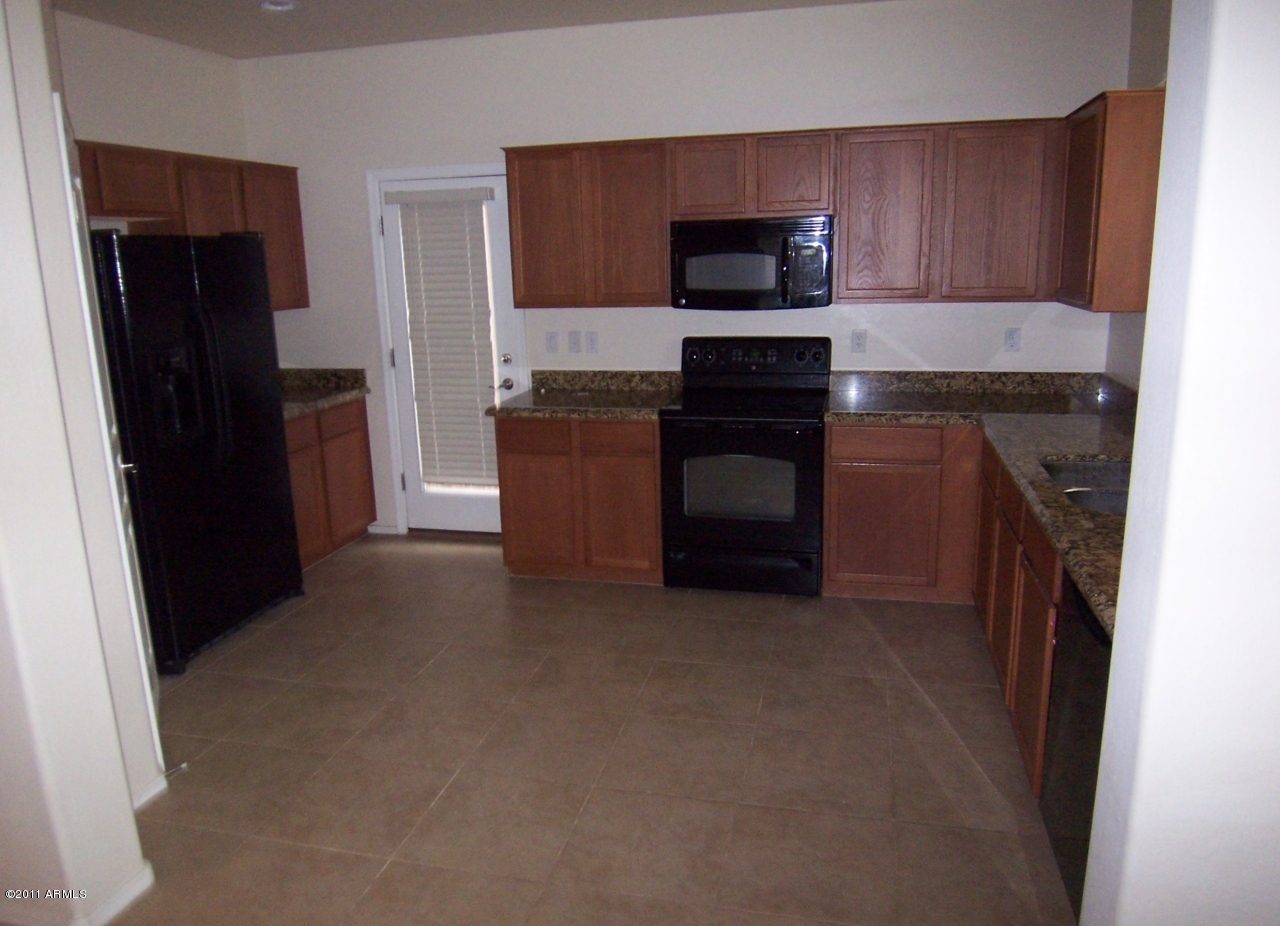 94 East Catclaw Street Gilbert, AZ 85296 - Photo 2 of 11 Kitchen