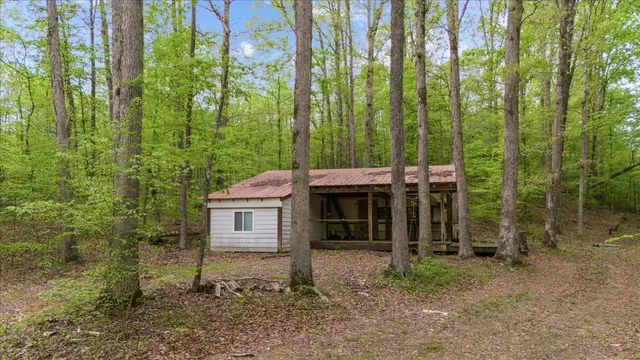 a view of a house with backyard