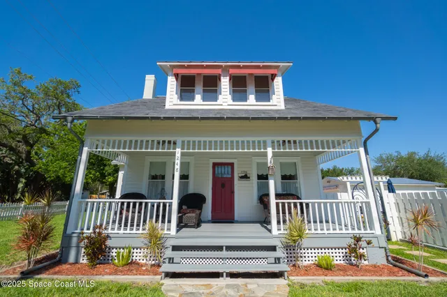 a front view of house with yard