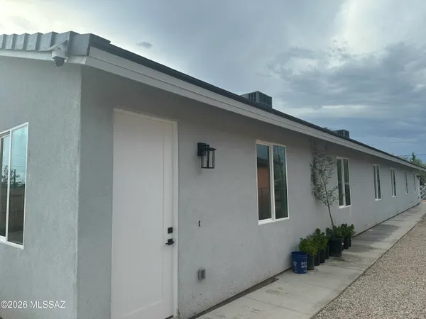 $2,000 | 827 East 33rd Street, Tucson, AZ 85713