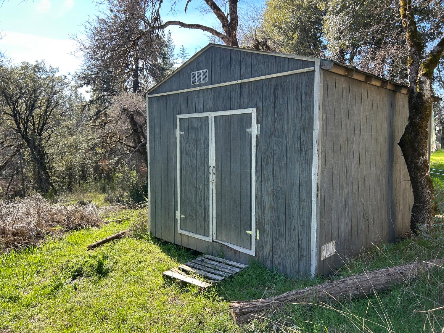 10121 Sun Ridge Court Nevada City, CA 95959 - Photo 13 of 14 a house with trees in the background