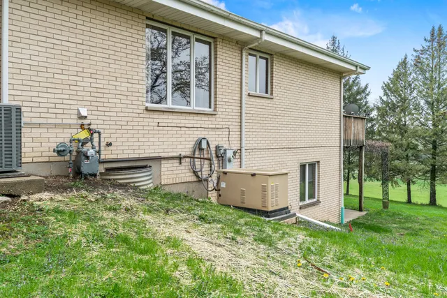 a view of a house with backyard