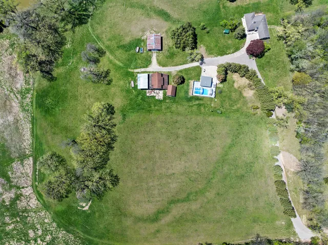 a view of yard with green space