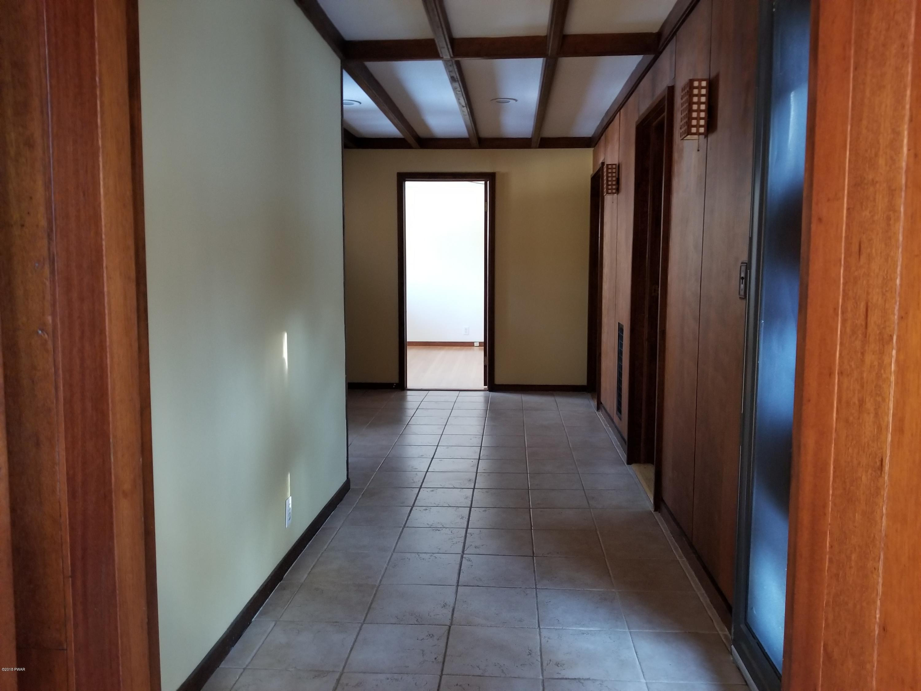 117 Moon Valley Road Milford, PA 18337 - Photo 5 of 34 5. Entryway