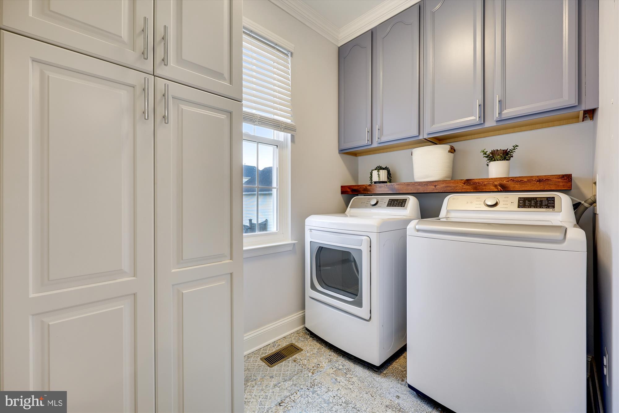 18301 Beechnut Way Boyds, MD 20841 - Photo 21 of 72 a utility room with dryer and washer