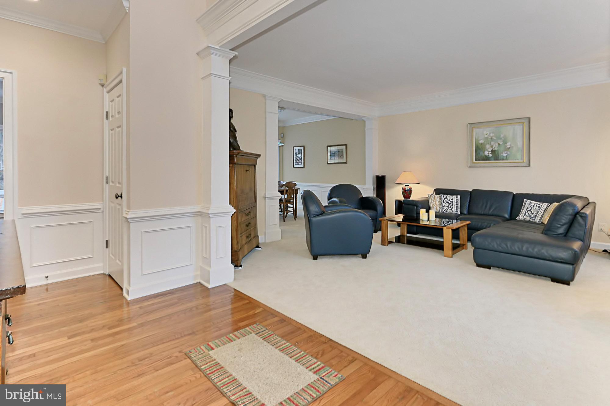 9725 Hidden Valley Road Vienna, VA 22181 - Photo 6 of 48 Foyer/Living Room