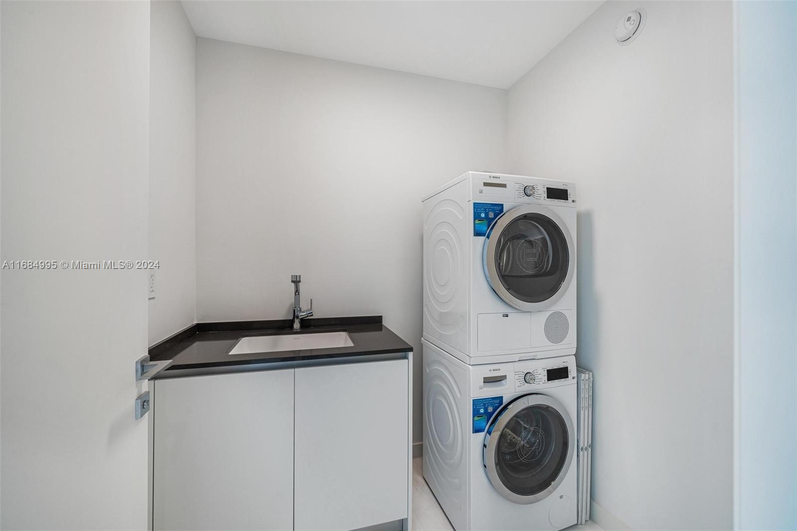 300 Biscayne Blvd Way, Unit 701 Miami, FL 33131 - Photo 25 of 37 a utility room with dryer and washer