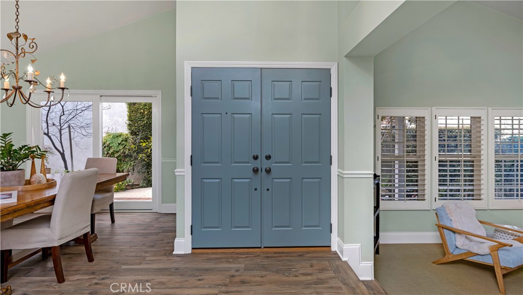 6 Mallard Irvine, CA 92604 - Photo 7 of 45 a view of a livingroom with furniture
