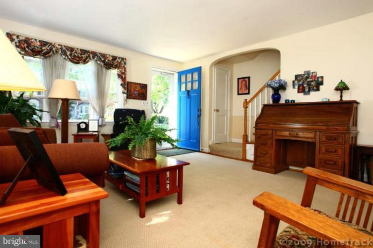 260 Stanmore Road Baltimore, MD 21212 - Photo 2 of 17 Living Room