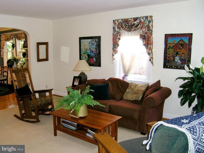 260 Stanmore Road Baltimore, MD 21212 - Photo 4 of 17 Living Room/Dining Room