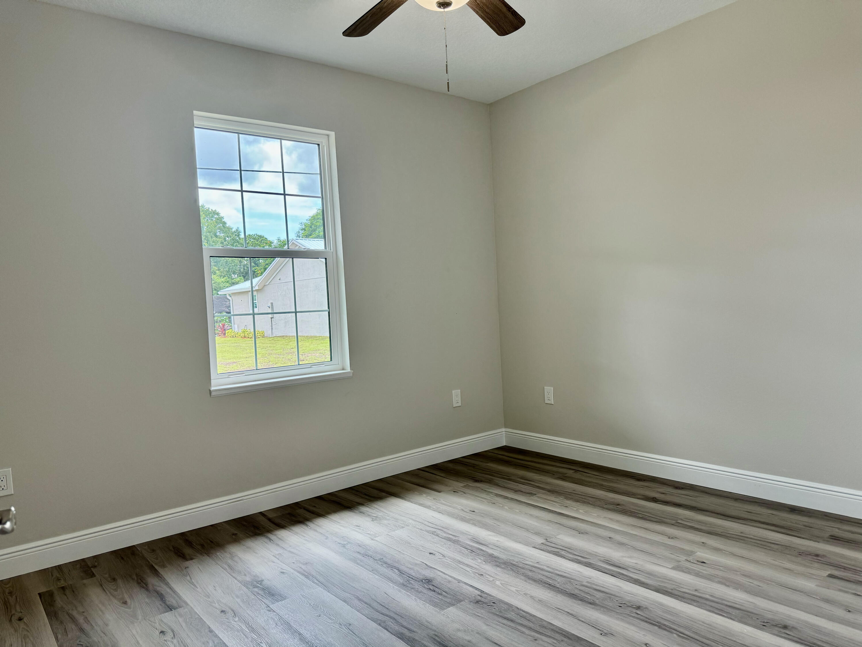 553 Southeast 36th Terrace Okeechobee, FL 34974 - Photo 15 of 21 an empty room with a window