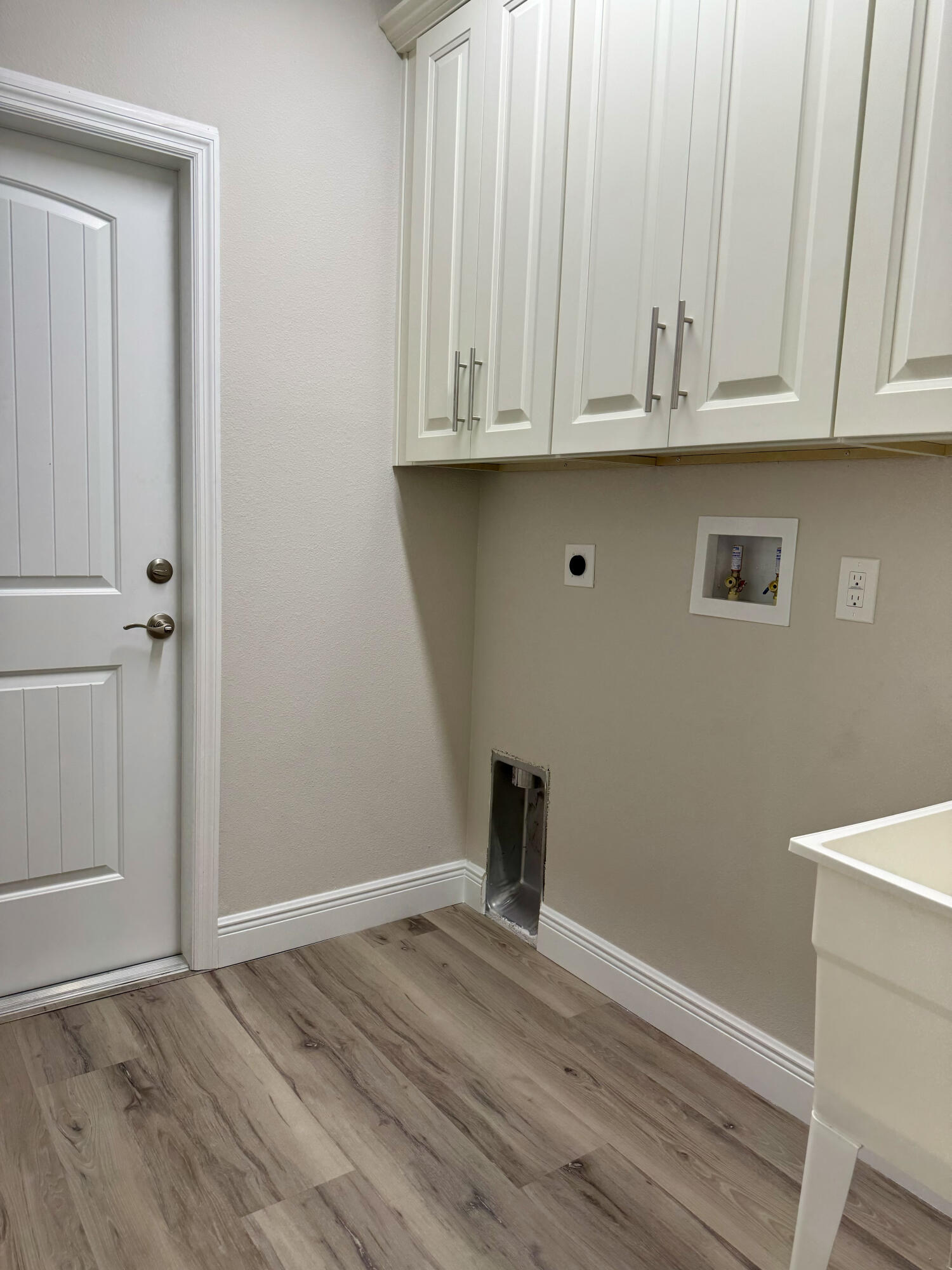 553 Southeast 36th Terrace Okeechobee, FL 34974 - Photo 16 of 21 a view of cabinets and wooden floor