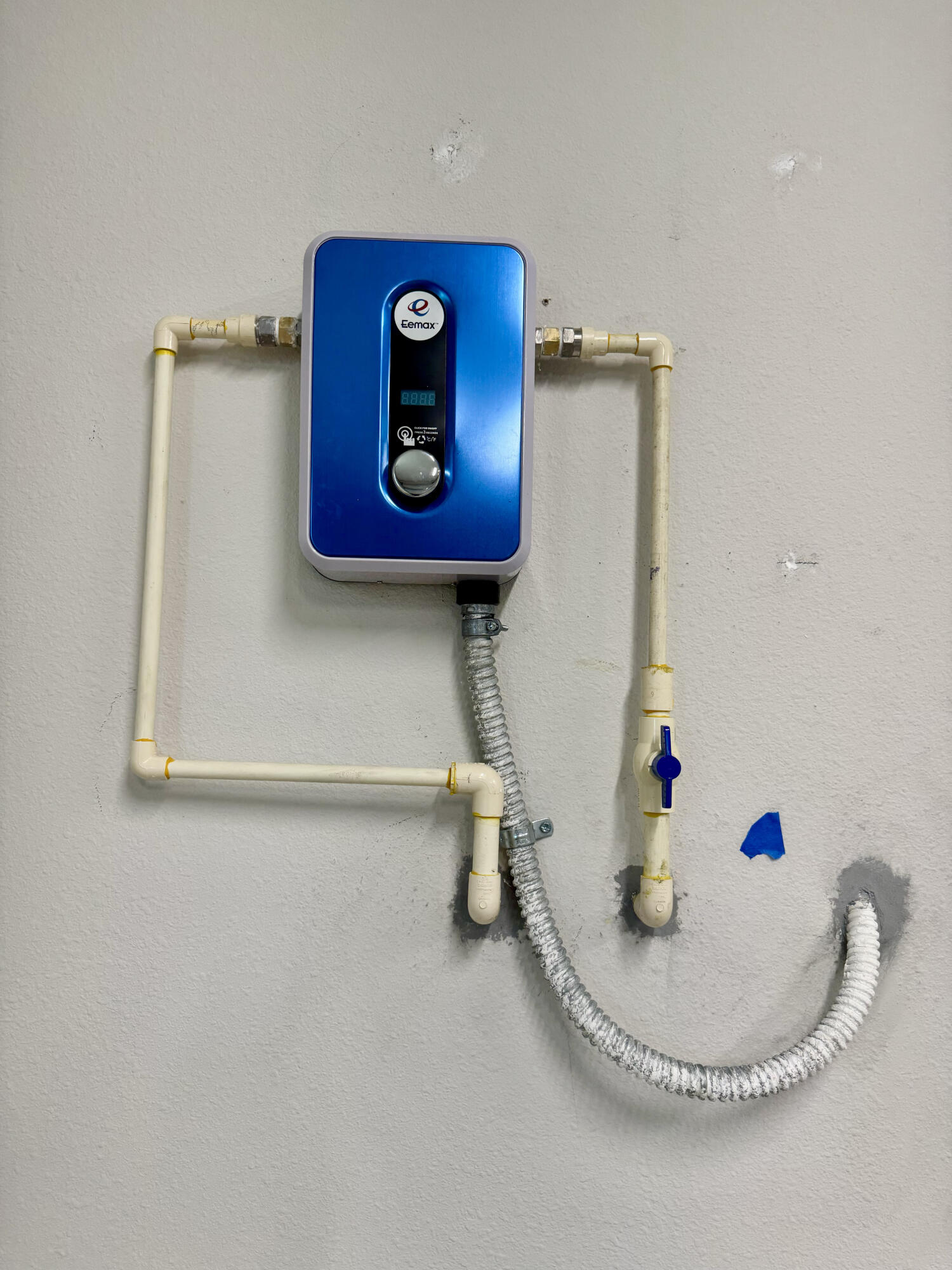 553 Southeast 36th Terrace Okeechobee, FL 34974 - Photo 17 of 21 a bathroom with a sink and a mirror