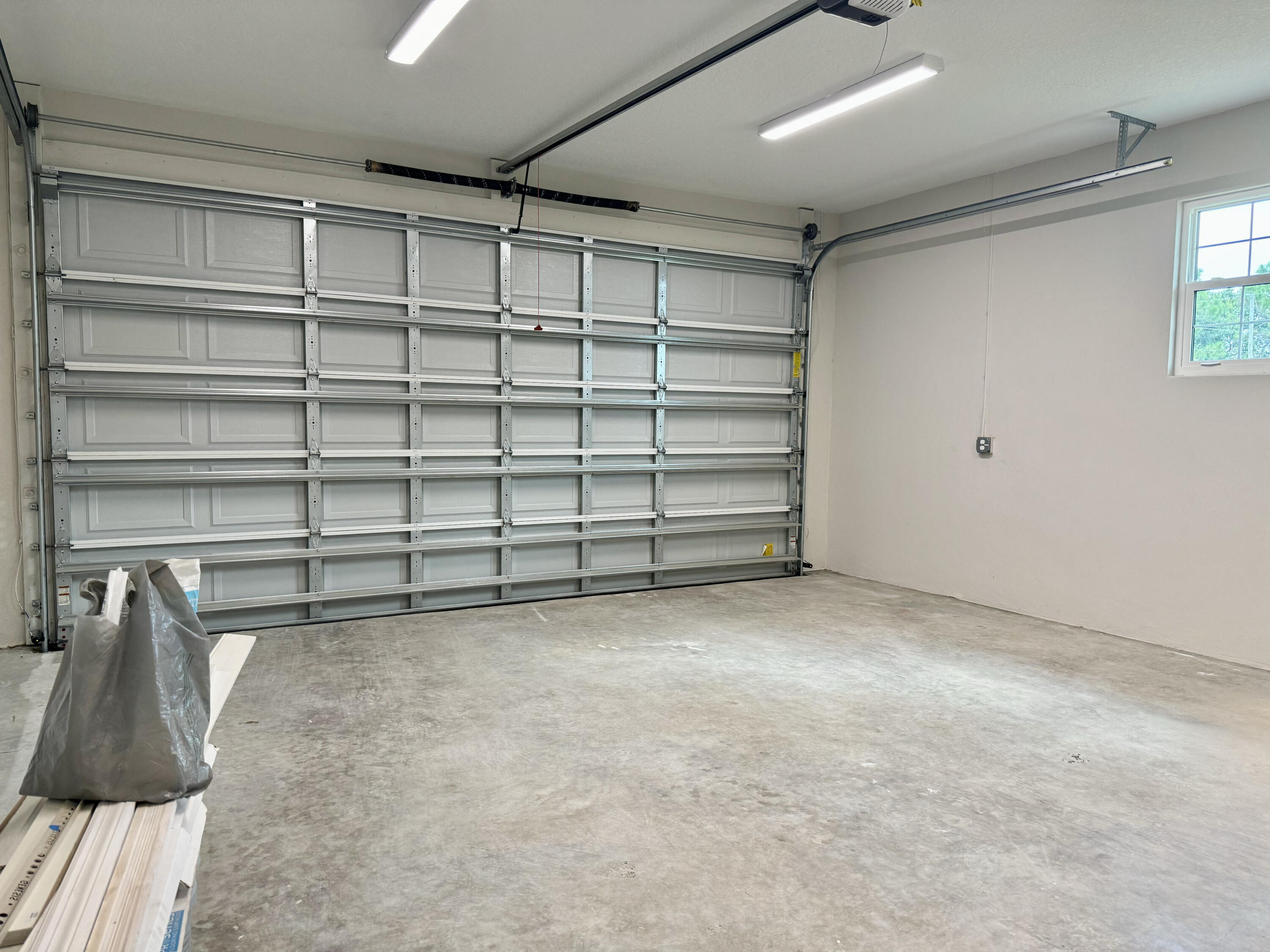 553 Southeast 36th Terrace Okeechobee, FL 34974 - Photo 18 of 21 a view of an empty garage