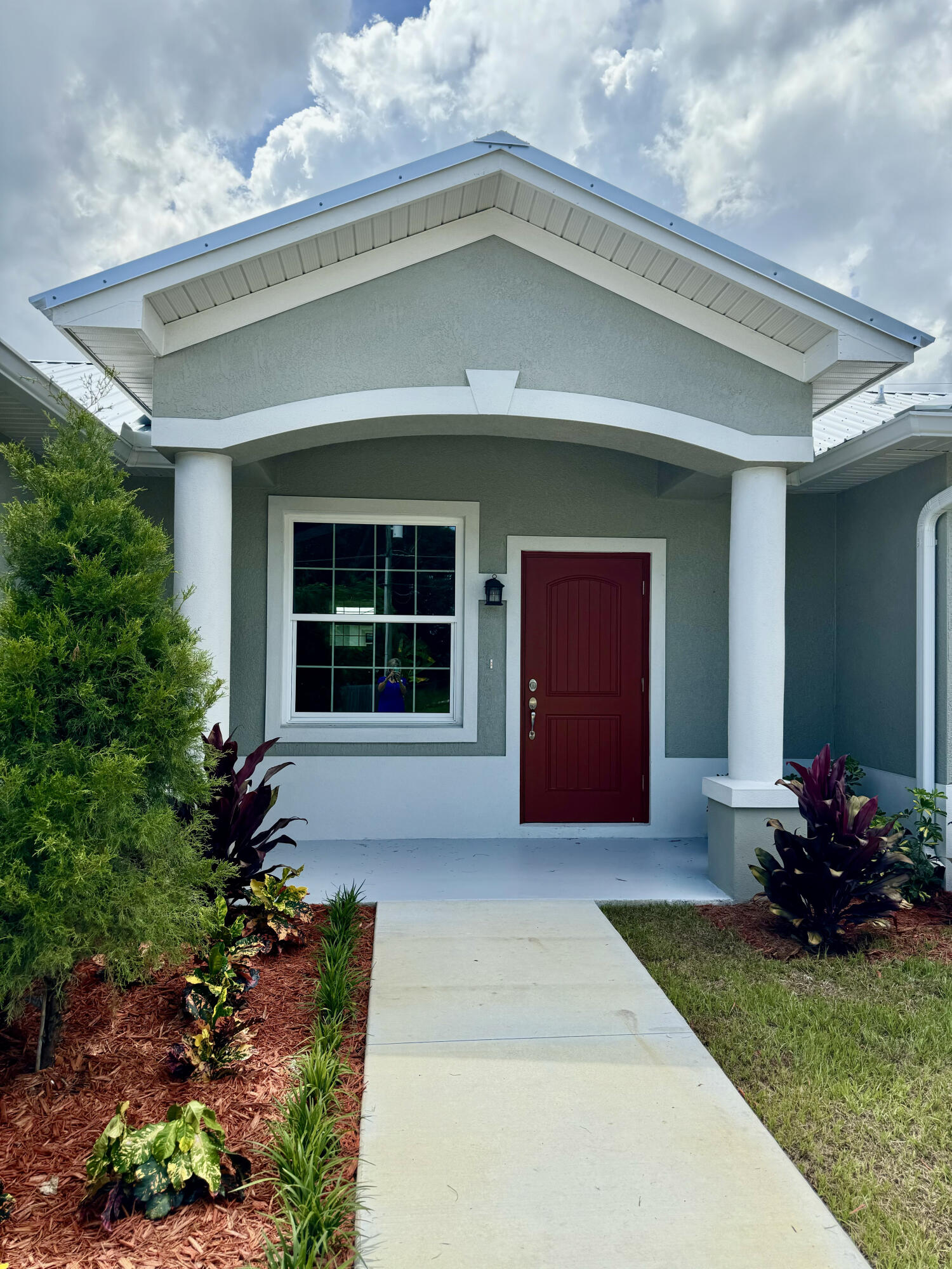 553 Southeast 36th Terrace Okeechobee, FL 34974 - Photo 19 of 21 a front view of a house with a yard