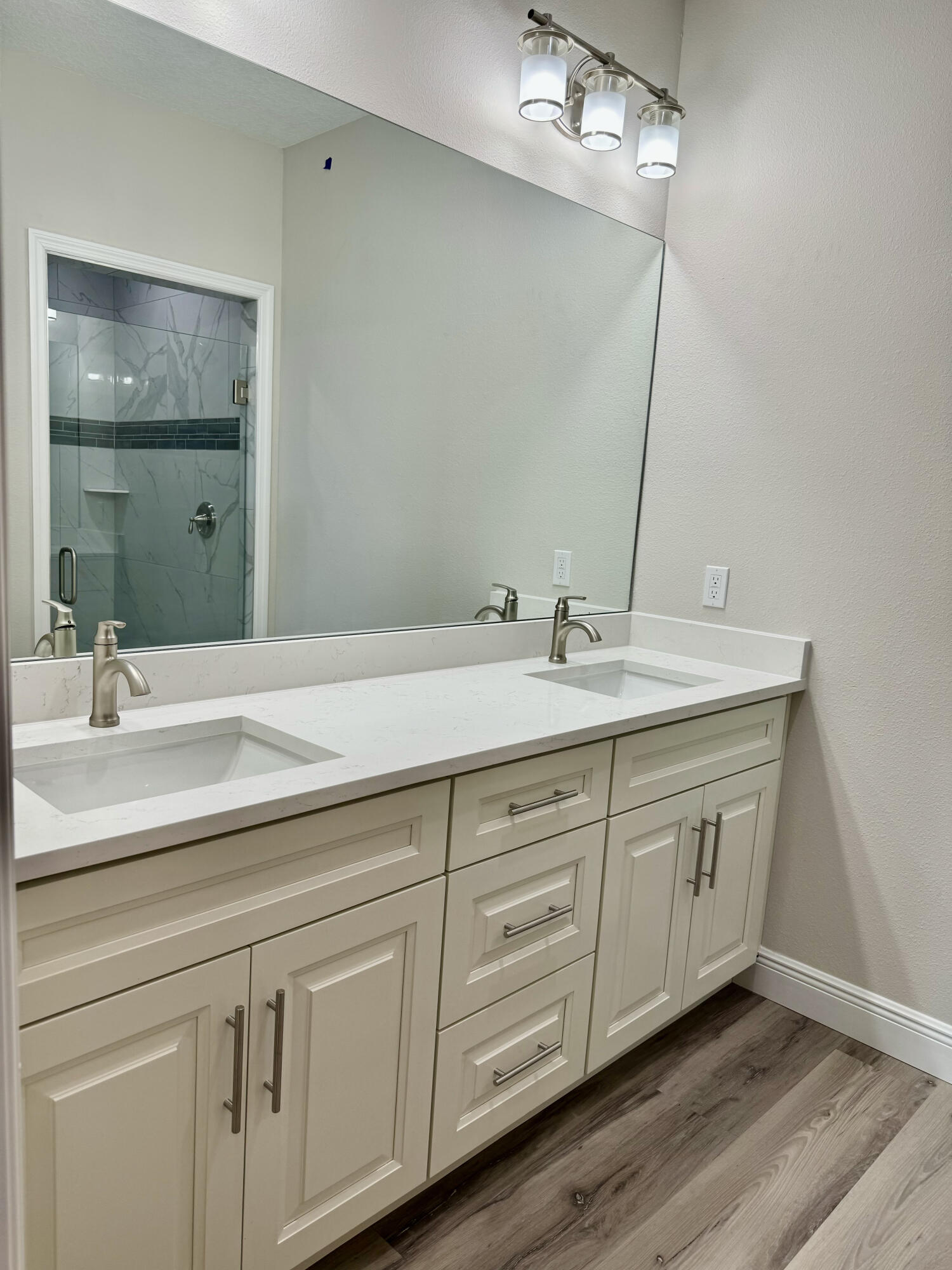 553 Southeast 36th Terrace Okeechobee, FL 34974 - Photo 9 of 21 a bathroom with a double vanity sink and a mirror