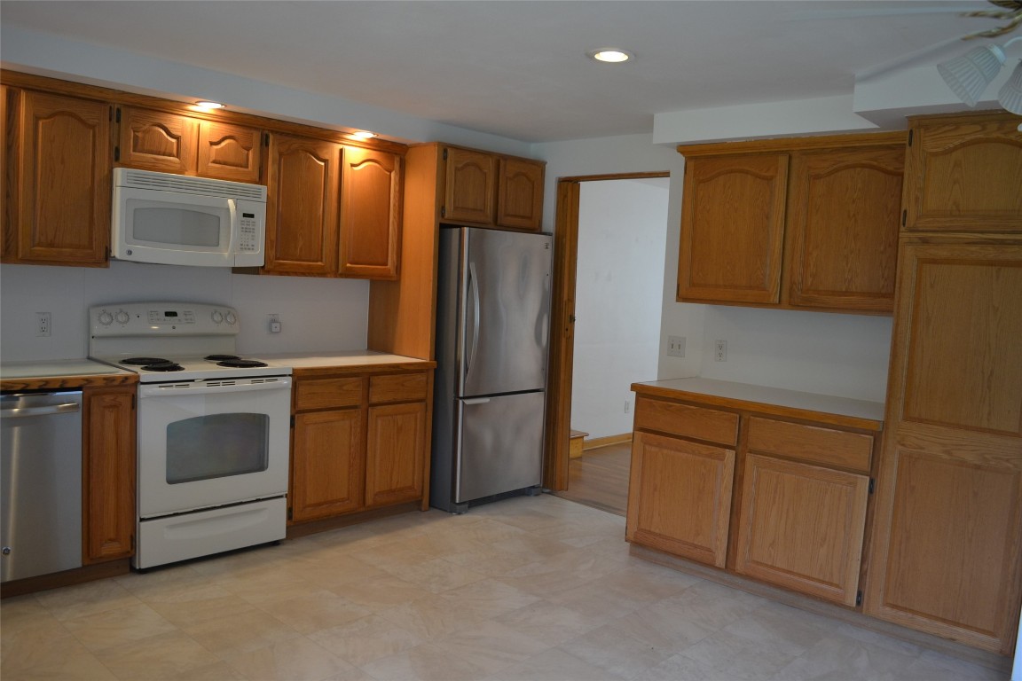 708 Stonefield Road Endwell, NY 13760 - Photo 8 of 38 Gallery Image 8
