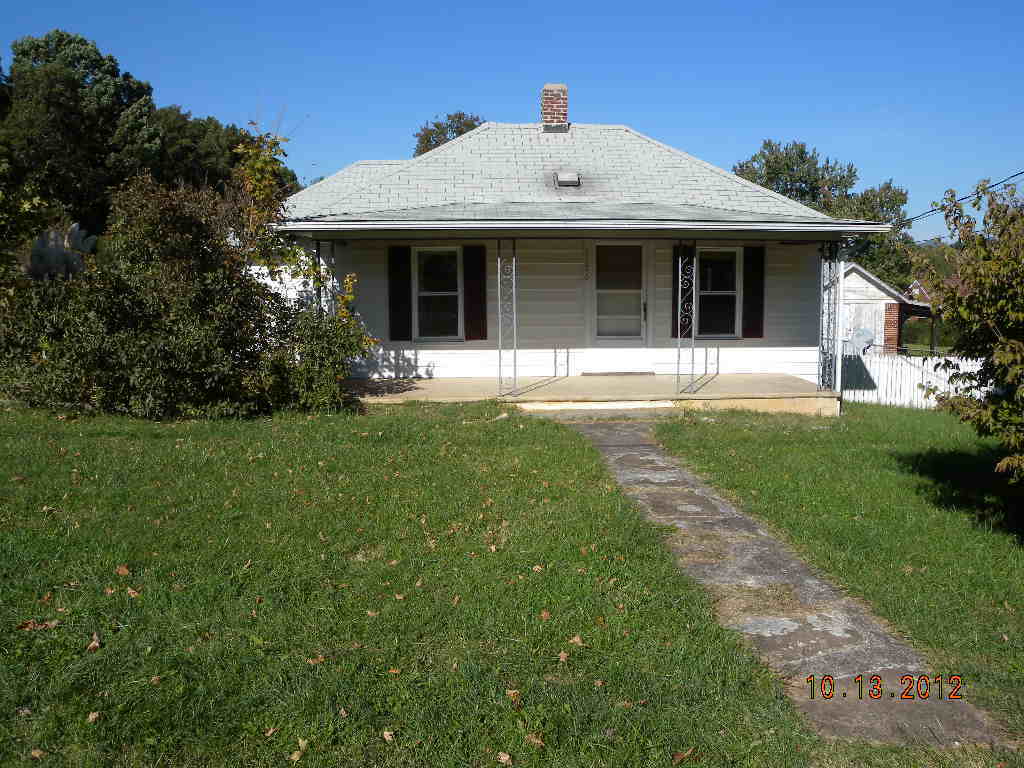 1126 Ray Road Southeast Roanoke, VA 24014 - Photo 1 of 17 Front