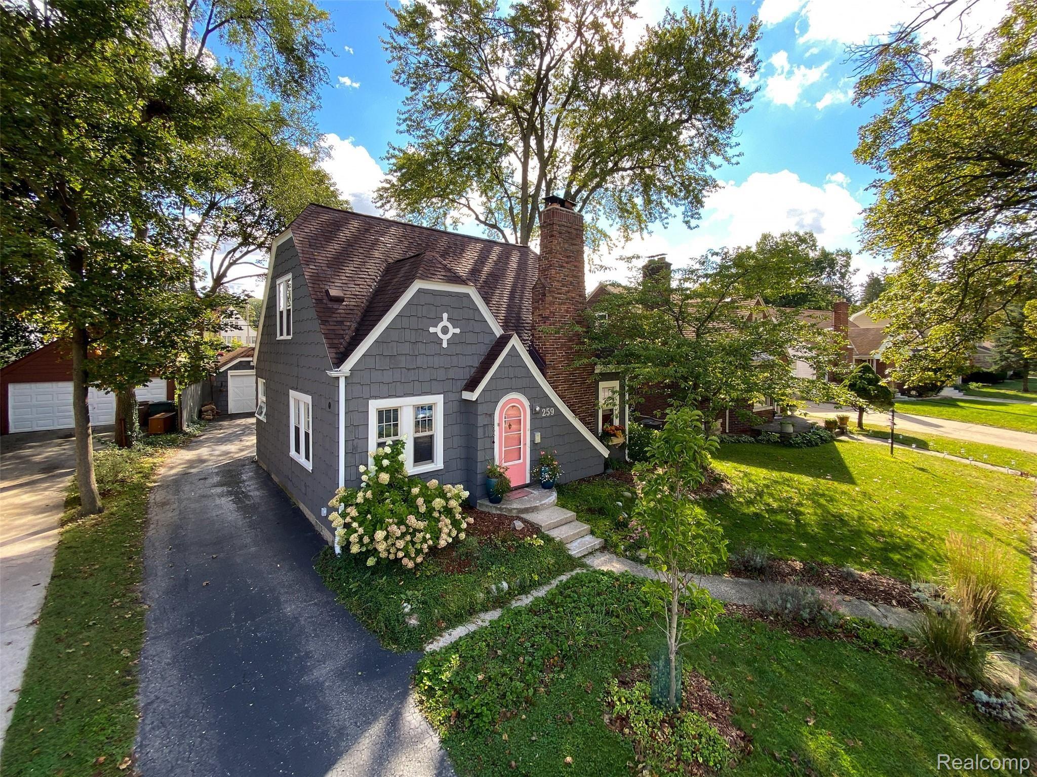 259 Chippewa Road Pontiac, MI 48341 - Photo 34 of 47 DJI_20210916_110734_808.jpg