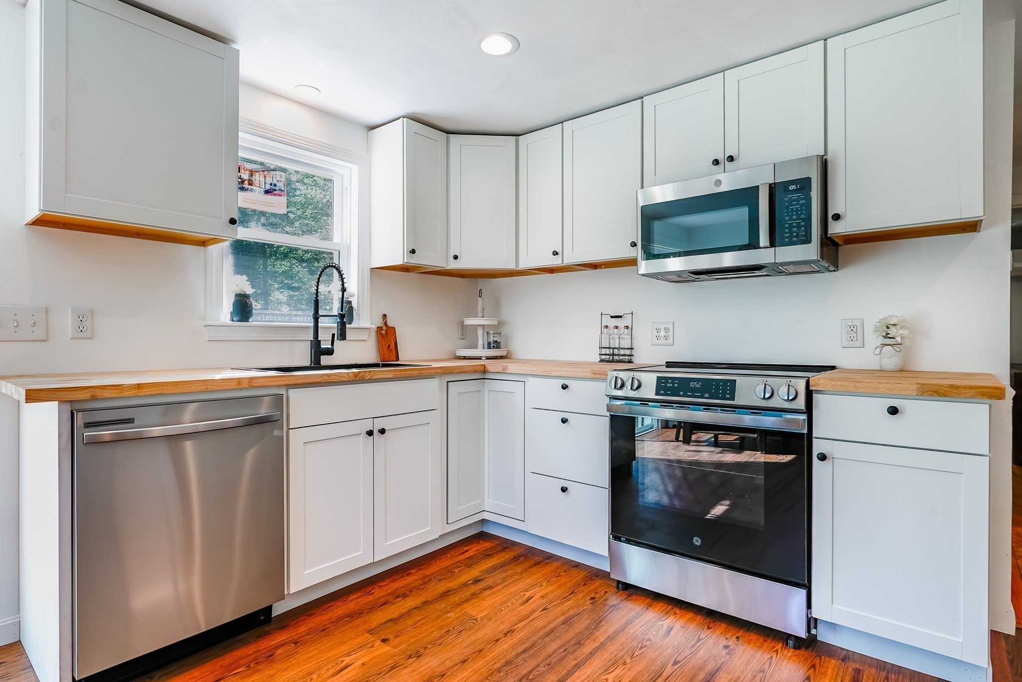 8 Tabor Lane Rochester, MA 02770 - Photo 3 of 24 Gallery Image 3