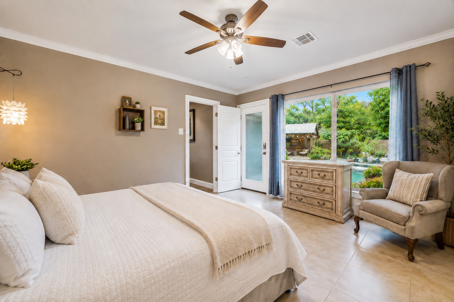 5 Tree Frog Drive Houston, TX 77074 - Photo 8 of 25 a bedroom with a large bed and a couch