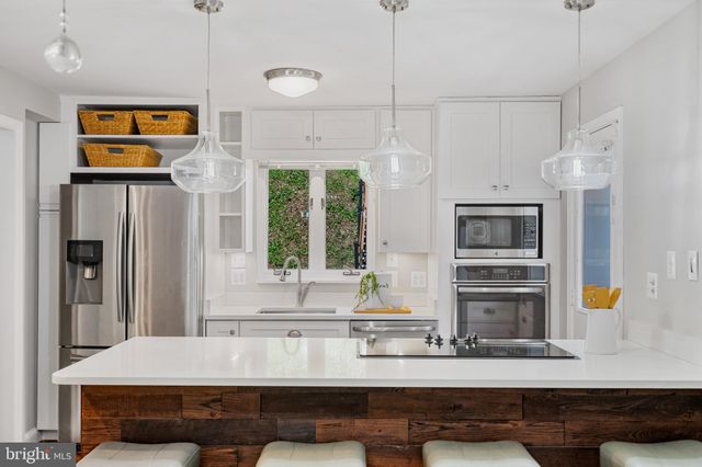 $1,056,000 | 2406 South Arlington Ridge Road, Arlington, VA 22202