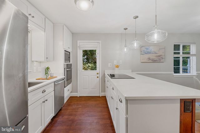 $1,056,000 | 2406 South Arlington Ridge Road, Arlington, VA 22202