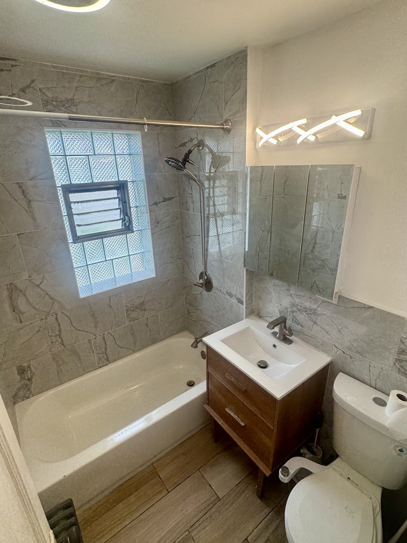 6638 South Greenwood Avenue, Unit 2B Chicago, IL 60637 - Photo 17 of 23 a bathroom with a sink toilet and shower