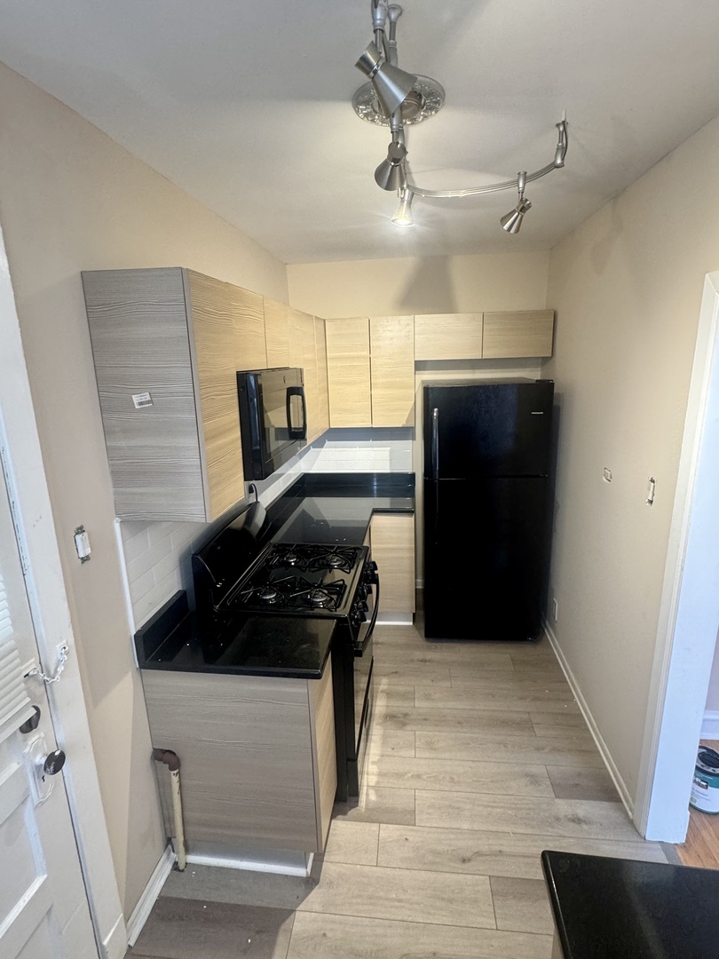 6638 South Greenwood Avenue, Unit 2B Chicago, IL 60637 - Photo 19 of 23 a bedroom with a bed and a walk in closet