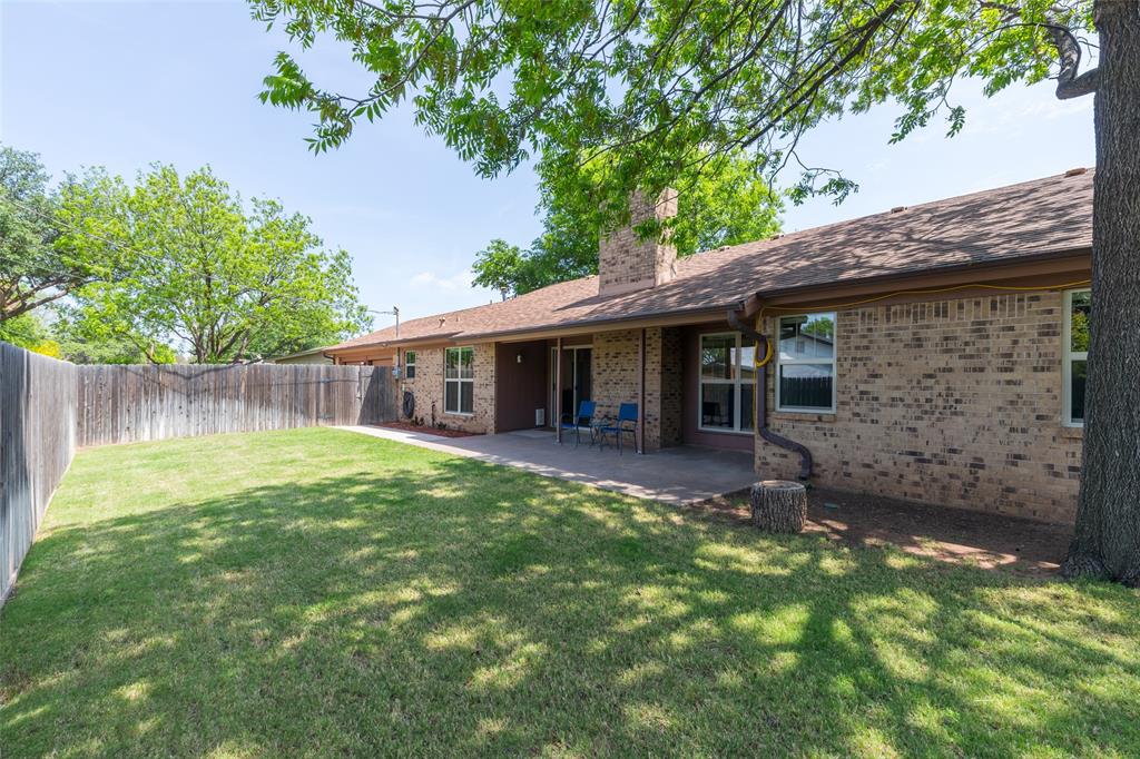 40 Carriage Road Abilene, TX 79605 - Photo 35 of 40 a backyard of a house with table and chairs