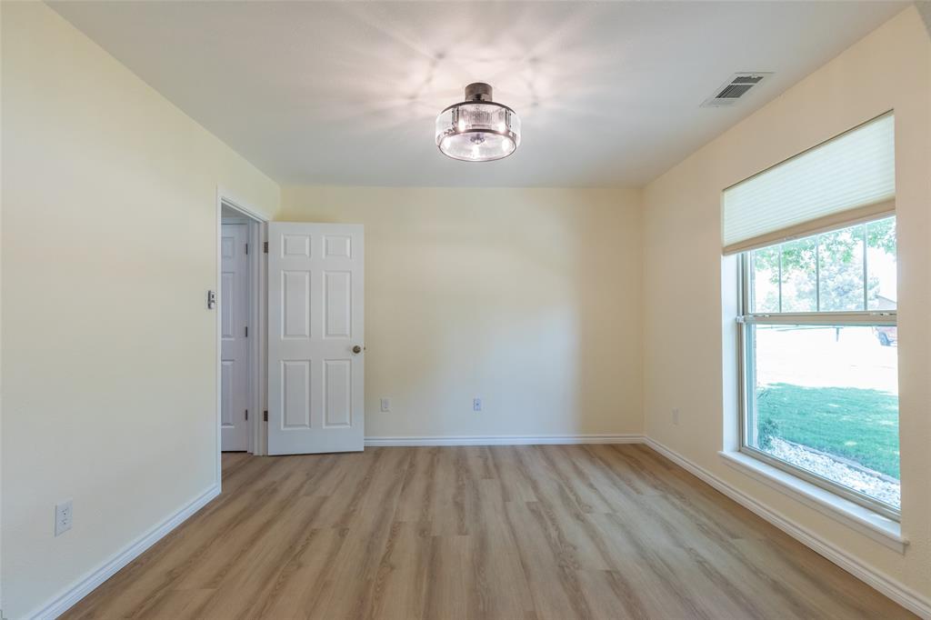 40 Carriage Road Abilene, TX 79605 - Photo 5 of 40 an empty room with a window