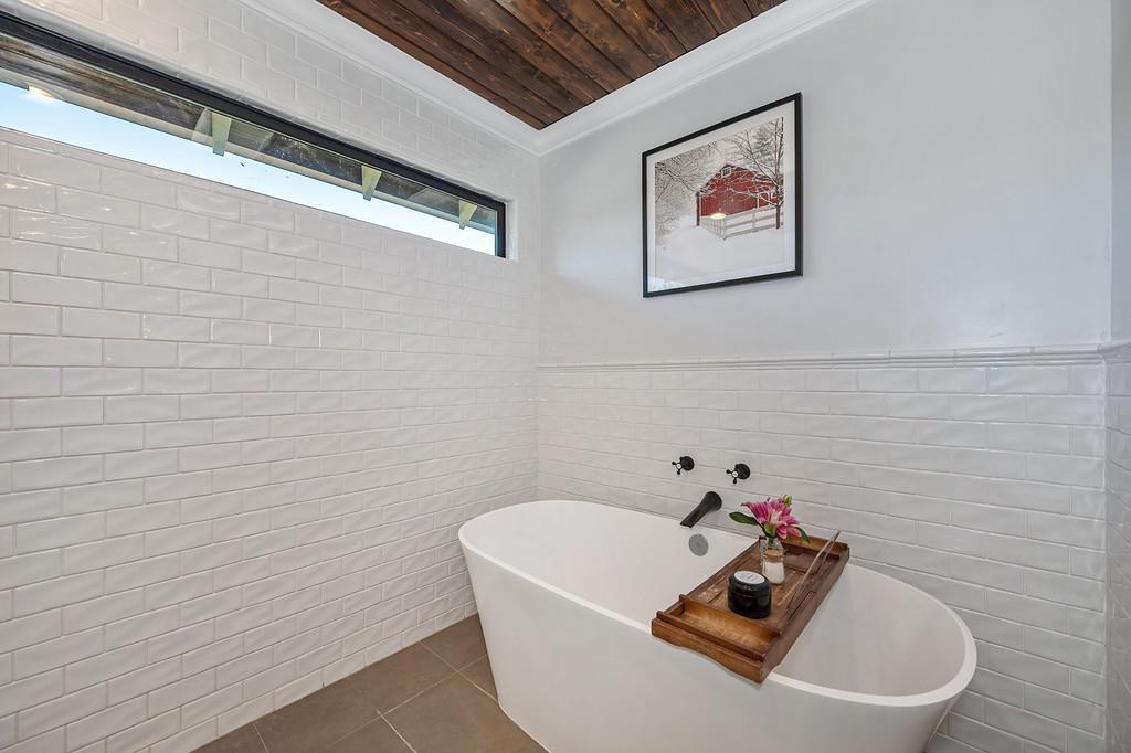 38318 Larue Way Davis, CA 95616 - Photo 58 of 92 a bathroom with a sink and bathtub