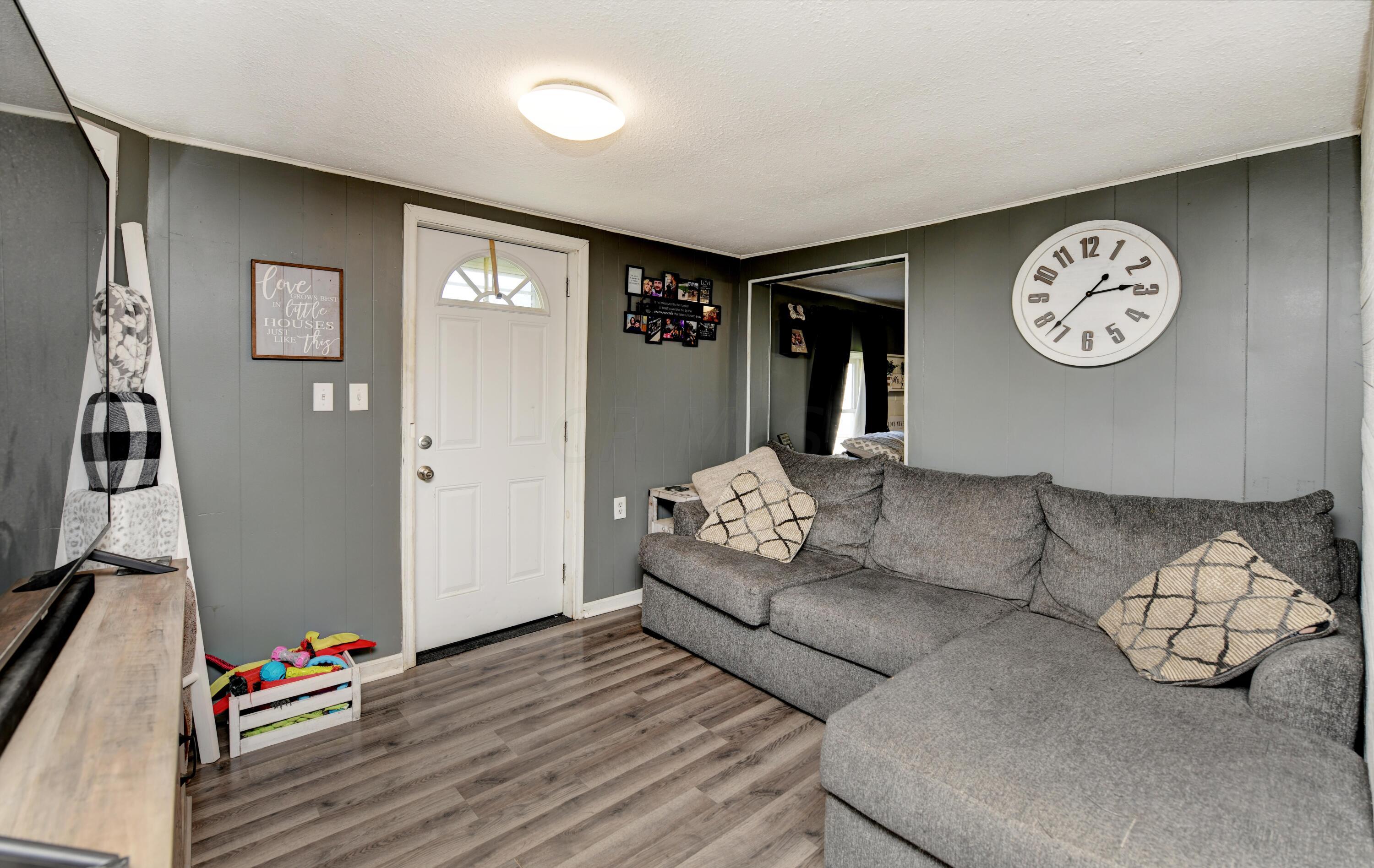 141 Riley Street Newark, OH 43055 - Photo 2 of 25 Living Room (5)