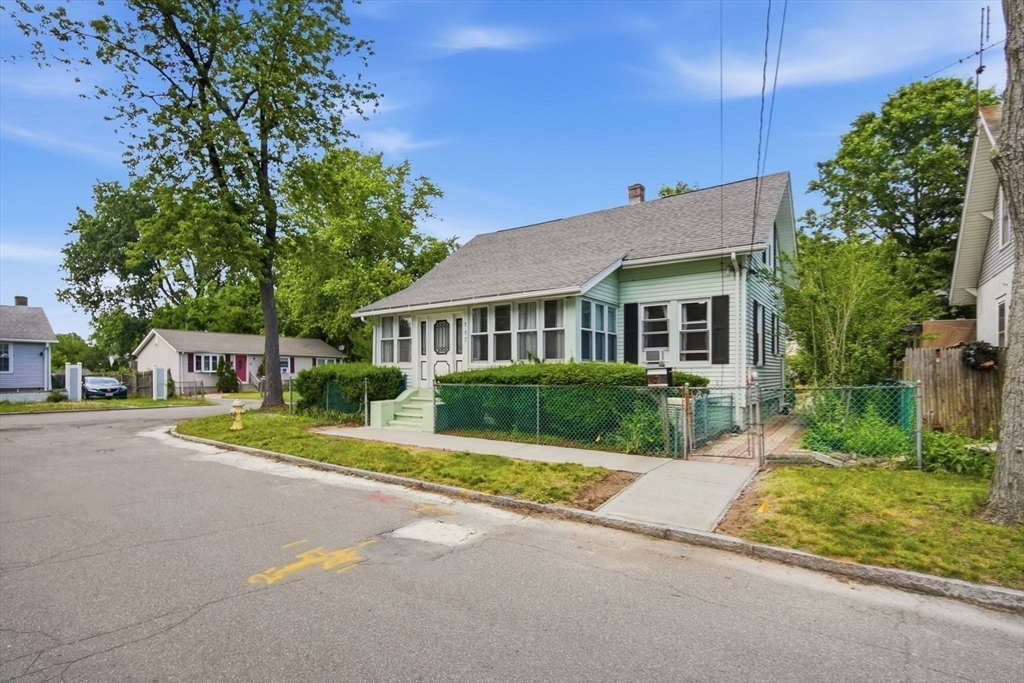 117 Burghardt Street Springfield, MA 01109 - Photo 9 of 42
