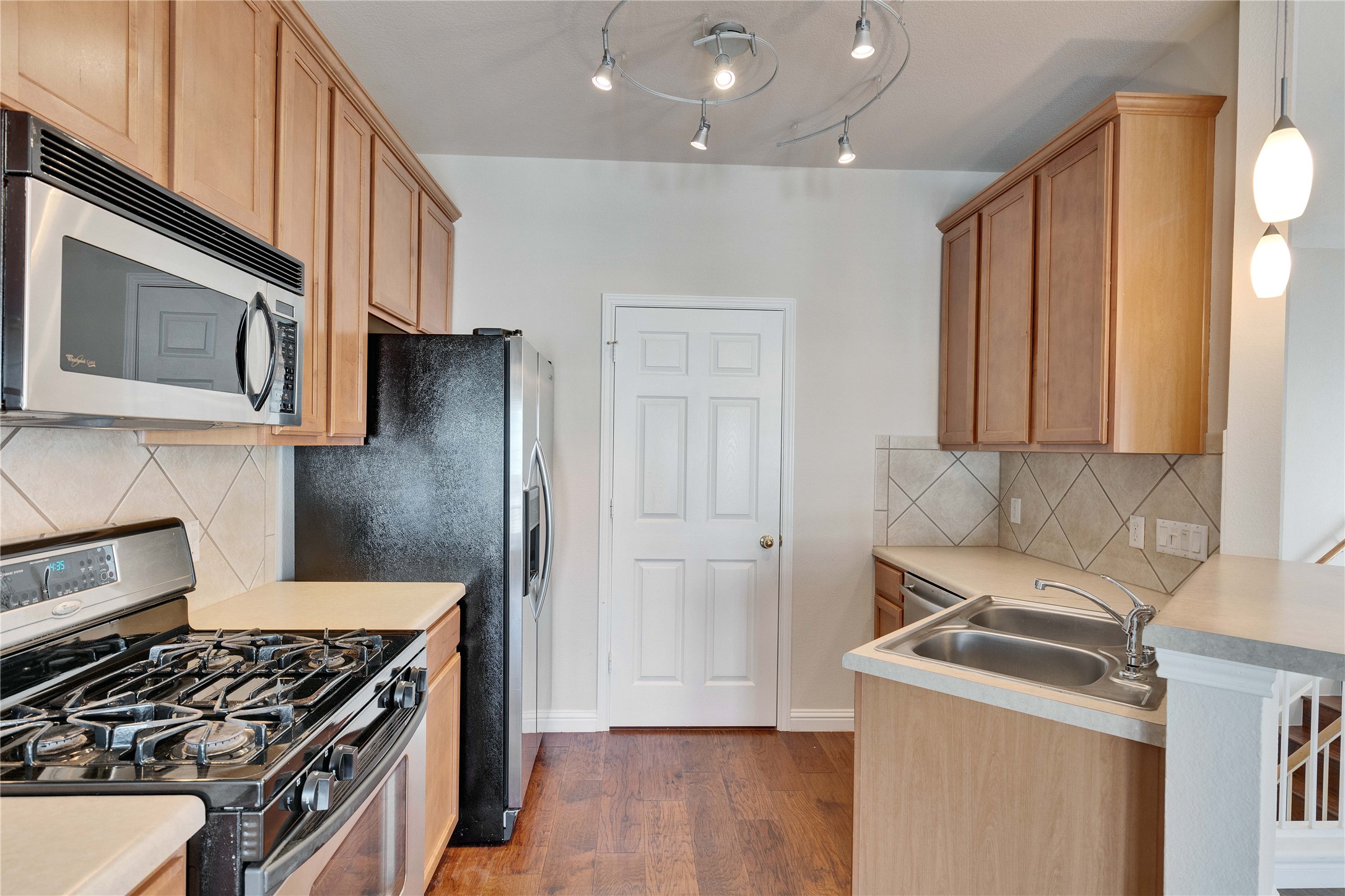 1900 Scofield Ridge Parkway, Unit 2701 Austin, TX 78727 - Photo 5 of 20 a kitchen with a stove and a microwave