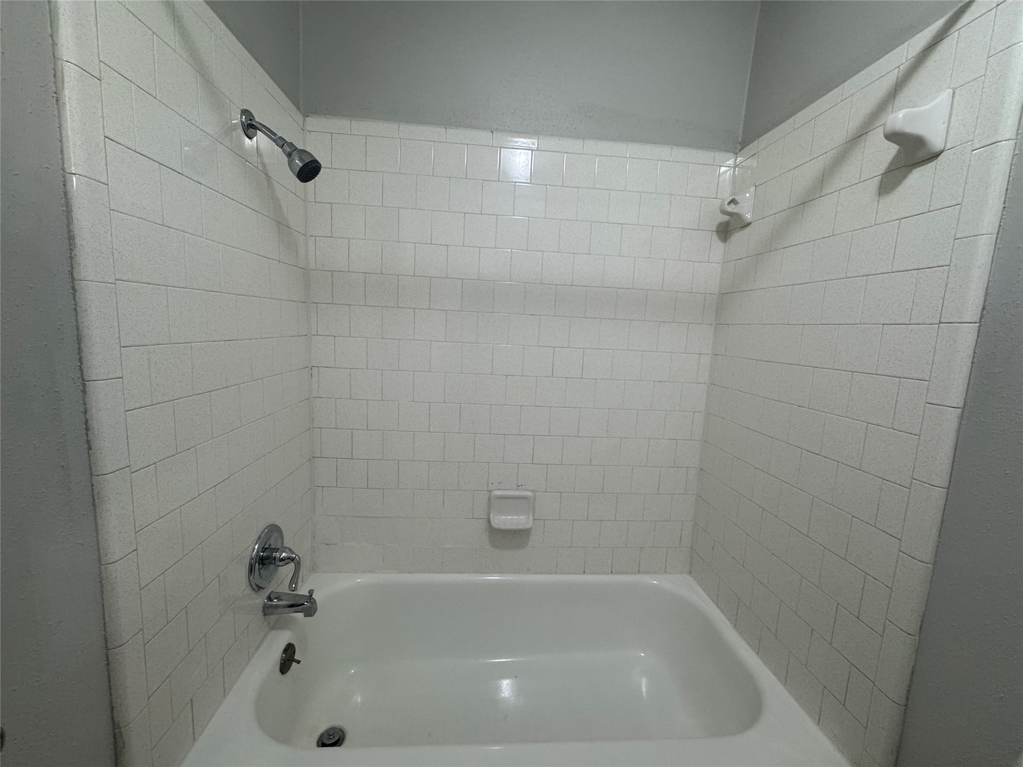 13327 Reads Court Houston, TX 77015 - Photo 11 of 17 a bathroom with a bathtub