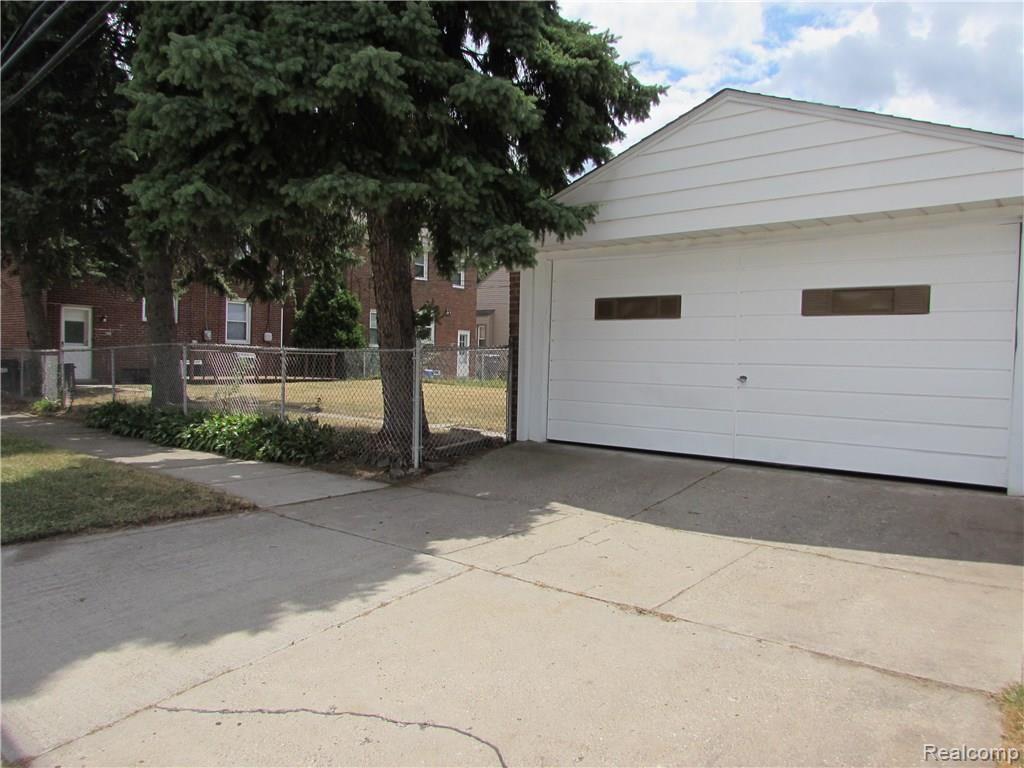 1861 Mildred Street Dearborn, MI 48128 - Photo 14 of 17 045.JPG