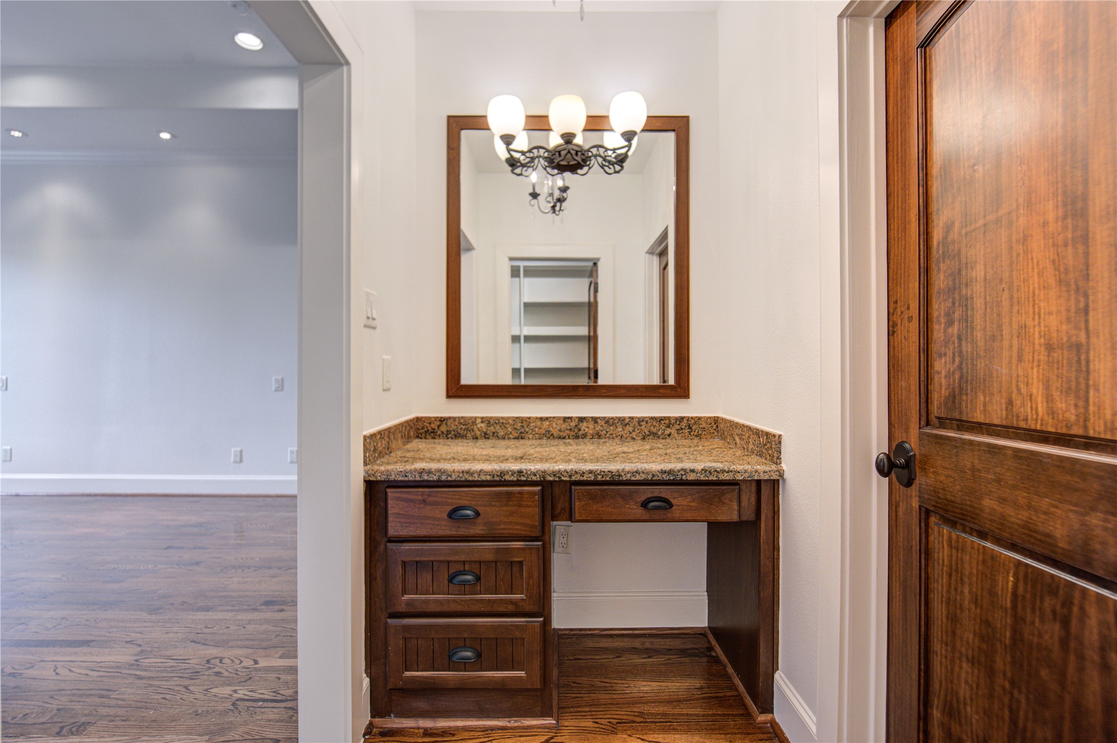 6520 Rodrigo Street Houston, TX 77007 - Photo 20 of 44 Additional image of the built-in vanity area.