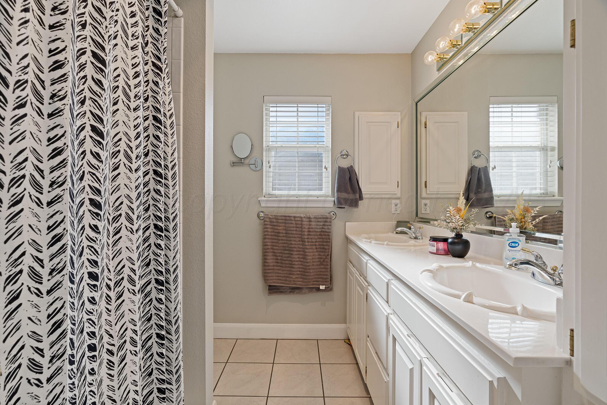 101 Alamo Street Claude, TX 79019 - Photo 15 of 22 Bathroom 2