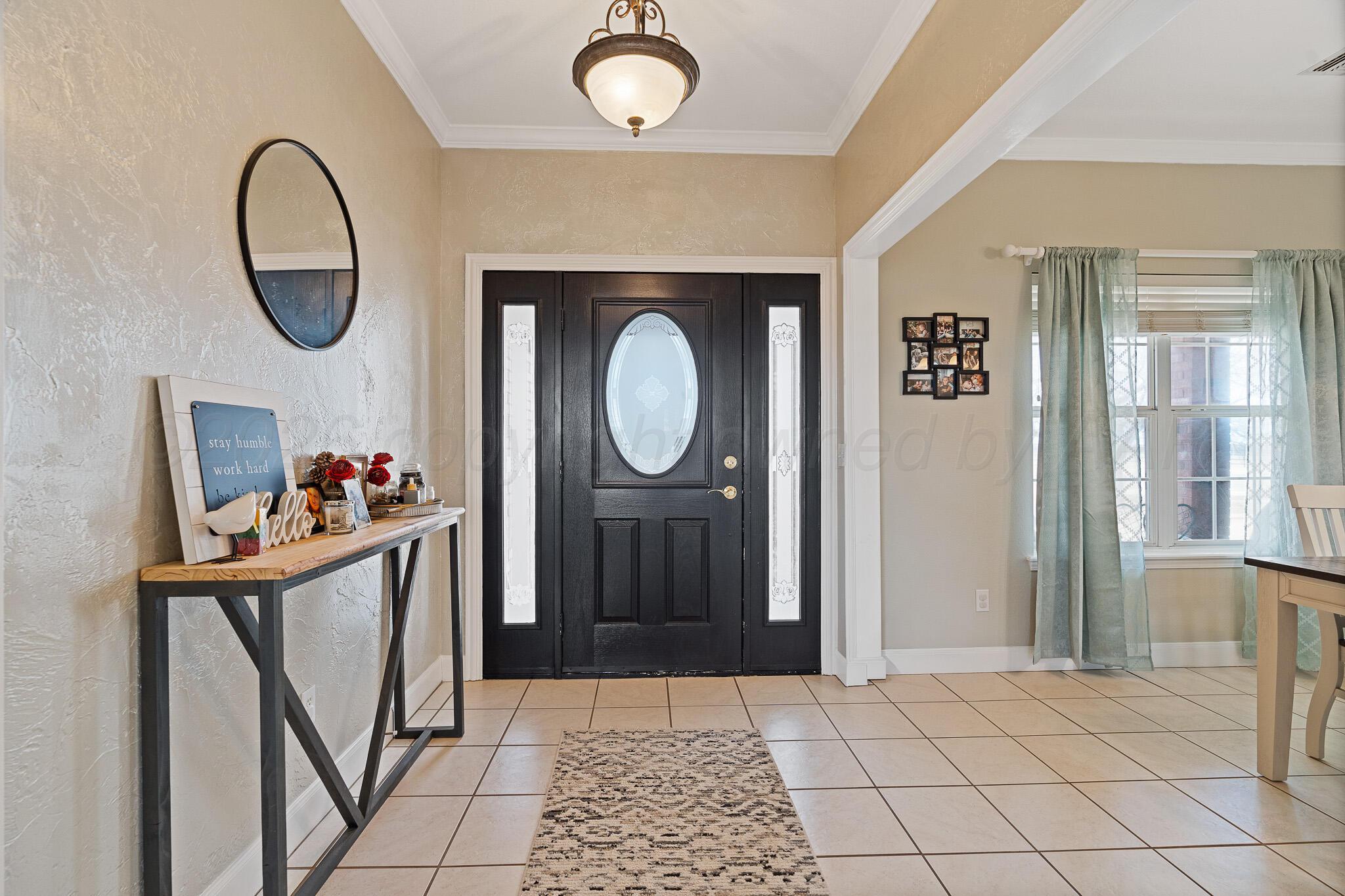 101 Alamo Street Claude, TX 79019 - Photo 3 of 22 Foyer