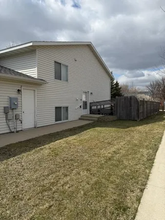 $270,000 | 1006 Oak Place, West Fargo, ND 58078
