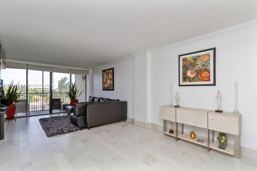 14 Royal Palm Way, Unit 5010 Boca Raton, FL 33432 - Photo 7 of 15 a living room with furniture