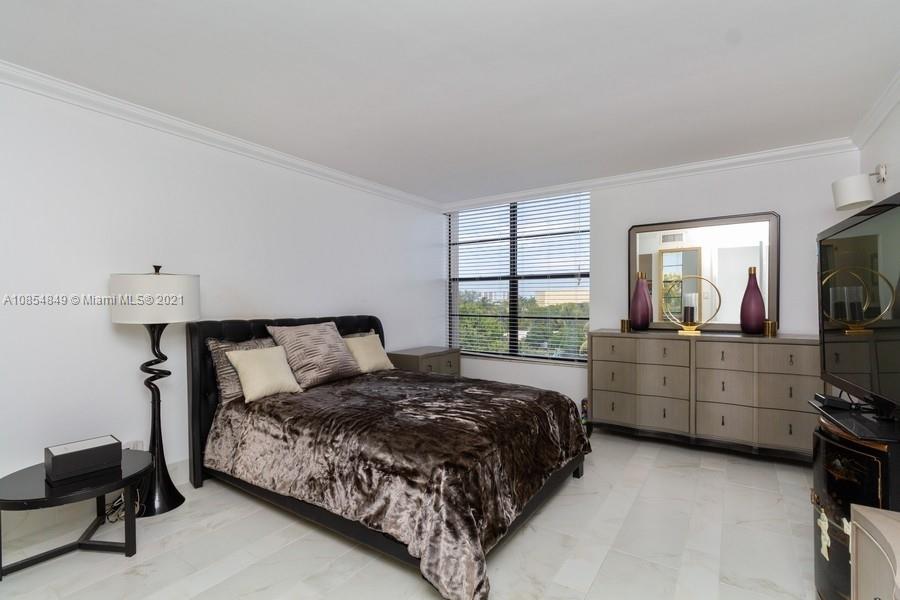 14 Royal Palm Way, Unit 5010 Boca Raton, FL 33432 - Photo 9 of 15 a bed room with a bed and a window