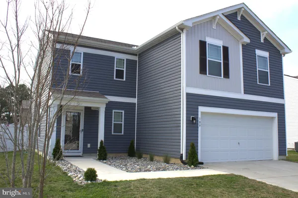 a view of a house with yard and front view of a house