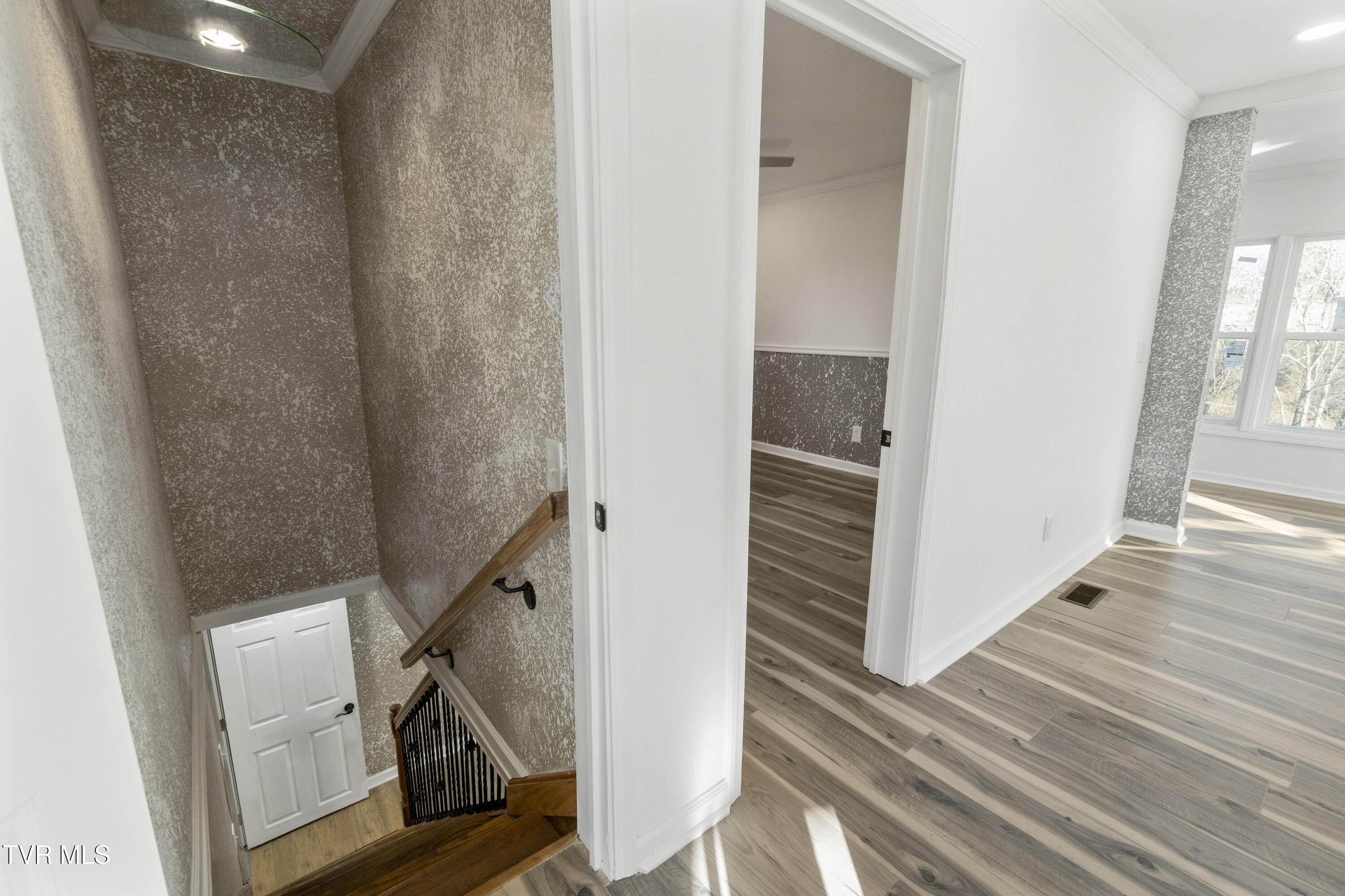 129 Ridgeway Avenue Church Hill, TN 37642 - Photo 4 of 40 DSC05800