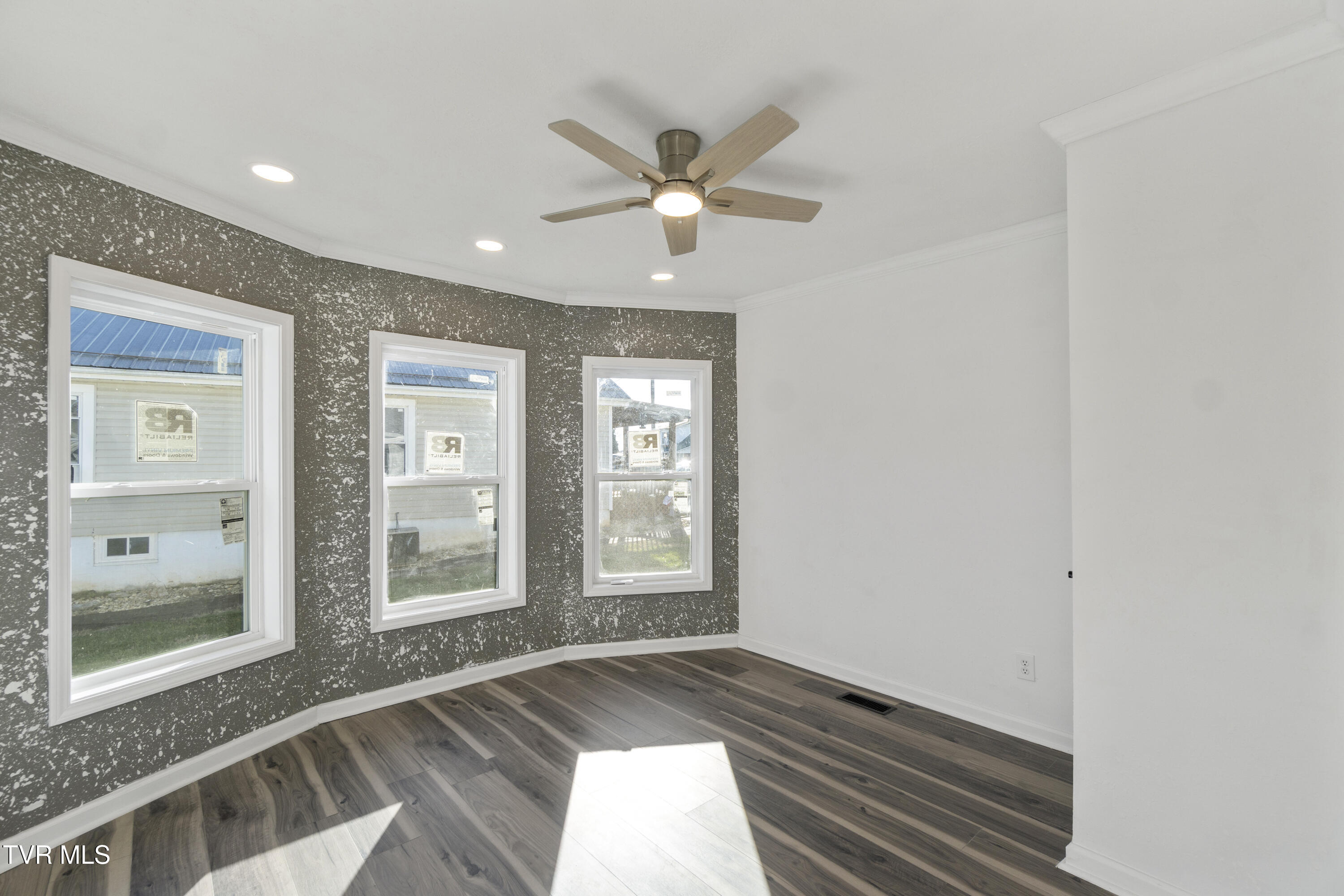 129 Ridgeway Avenue Church Hill, TN 37642 - Photo 6 of 40 DSC05793